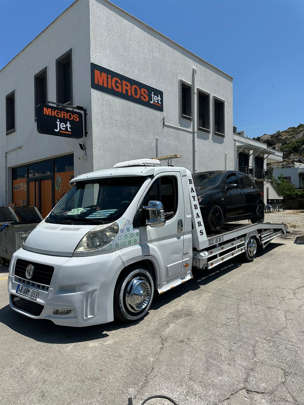 Baybars Yol Yardım kayar platformlu çekicisi Bodrum'da araç taşırken
