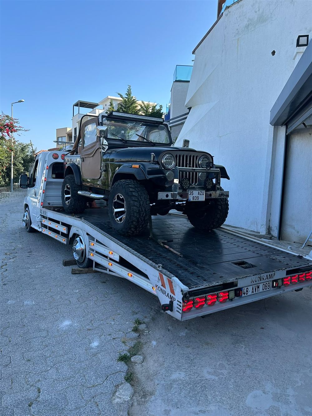 Bodrum'da kayar platformlu çekici üzerinde hasarsız yüklenmiş klasik Jeep — Baybars oto kurtarma